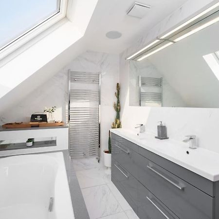 Beautiful 4 Bed Immaculate Condition Refurbished Property Romford Zewnętrze zdjęcie
