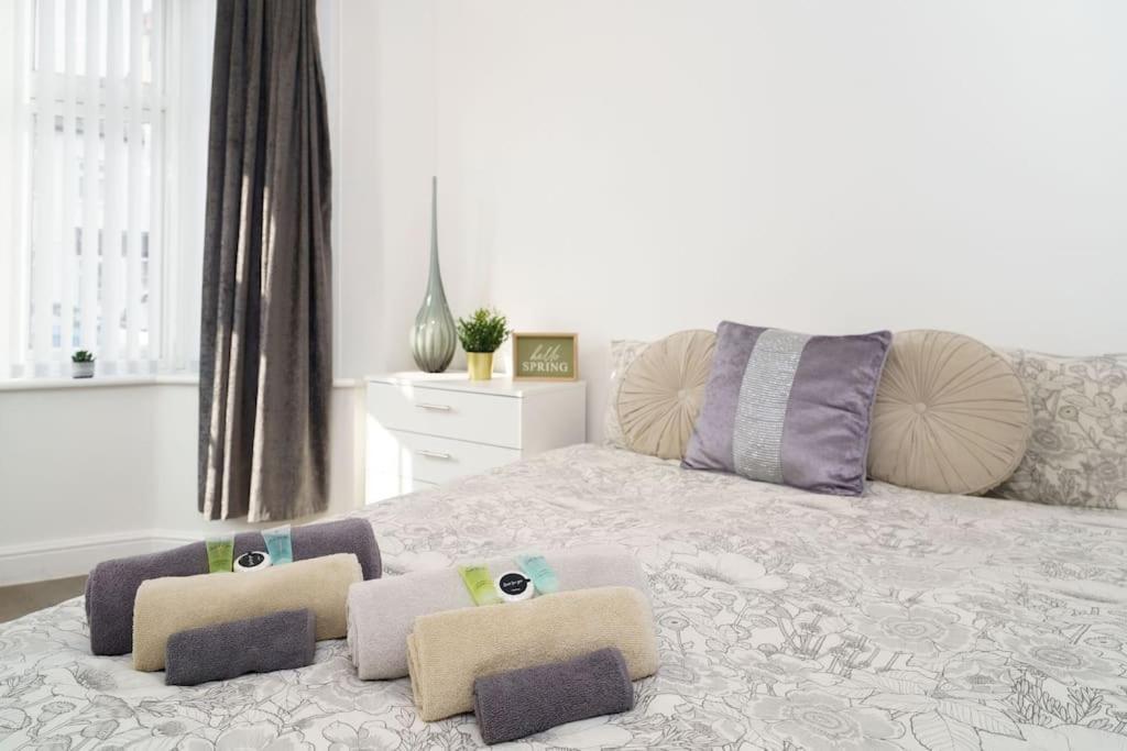 Beautiful 4 Bed Immaculate Condition Refurbished Property Romford Zewnętrze zdjęcie