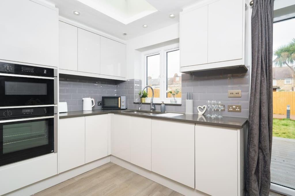 Beautiful 4 Bed Immaculate Condition Refurbished Property Romford Zewnętrze zdjęcie