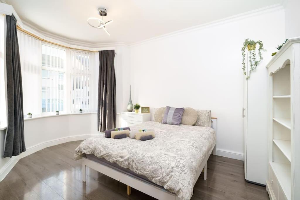 Beautiful 4 Bed Immaculate Condition Refurbished Property Romford Zewnętrze zdjęcie