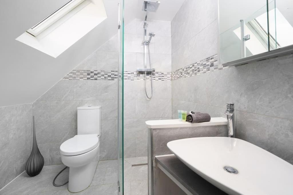 Beautiful 4 Bed Immaculate Condition Refurbished Property Romford Zewnętrze zdjęcie