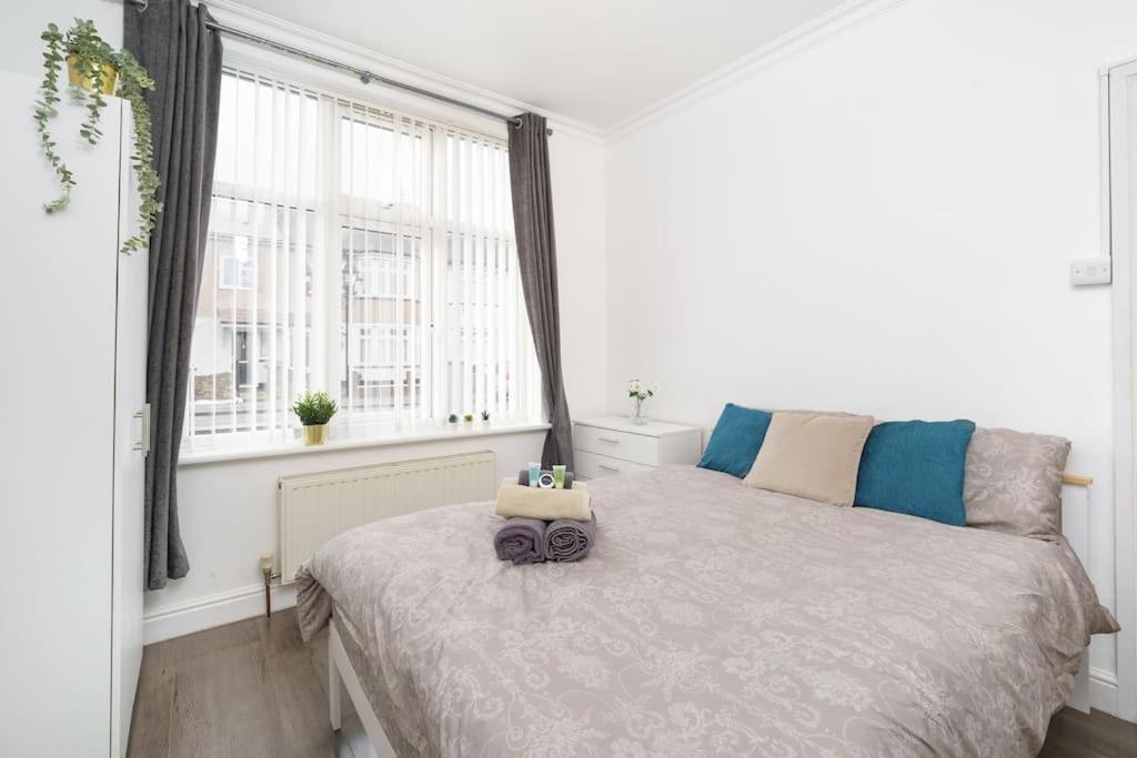Beautiful 4 Bed Immaculate Condition Refurbished Property Romford Zewnętrze zdjęcie